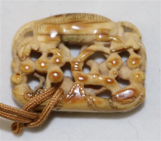 Two Chinese ivory toggles, 18th/19th century, 4.9cm and 2.8cm